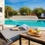 Luxury Beachfront Flores Heated Outdoor, Indoor Pool, Whirlpool, Sauna *