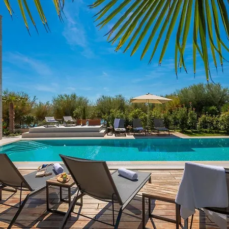 Luxury Beachfront Flores Heated Outdoor, Indoor Pool, Whirlpool, Sauna *