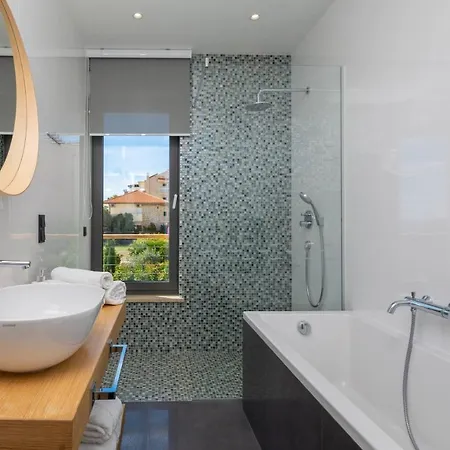 Luxury Beachfront Flores Heated Outdoor, Indoor Pool, Whirlpool, Sauna Duće