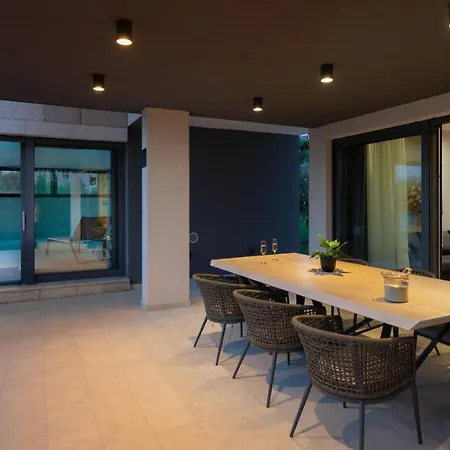 Luxury Beachfront Flores Heated Outdoor, Indoor Pool, Whirlpool, Sauna