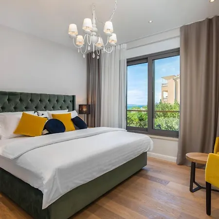 Luxury Beachfront Flores Heated Outdoor, Indoor Pool, Whirlpool, Sauna *