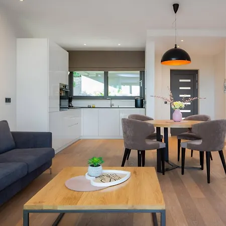 Luxury Beachfront Flores Heated Outdoor, Indoor Pool, Whirlpool, Sauna Duće