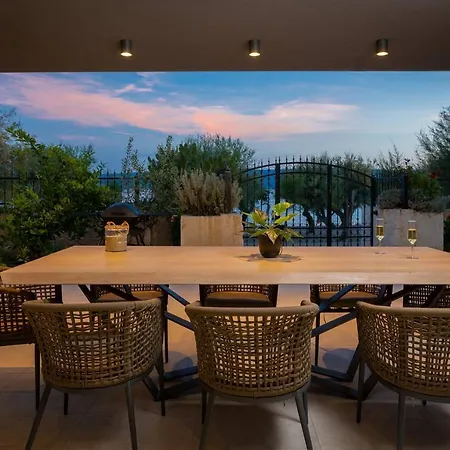Luxury Beachfront Flores Heated Outdoor, Indoor Pool, Whirlpool, Sauna Duće