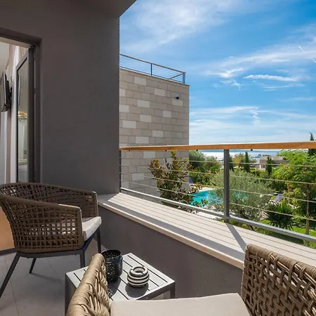 Luxury Beachfront Flores Heated Outdoor, Indoor Pool, Whirlpool, Sauna