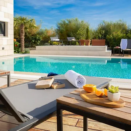 Luxury Beachfront Flores Heated Outdoor, Indoor Pool, Whirlpool, Sauna *