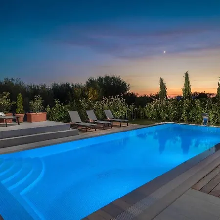 Luxury Beachfront Flores Heated Outdoor, Indoor Pool, Whirlpool, Sauna Duće