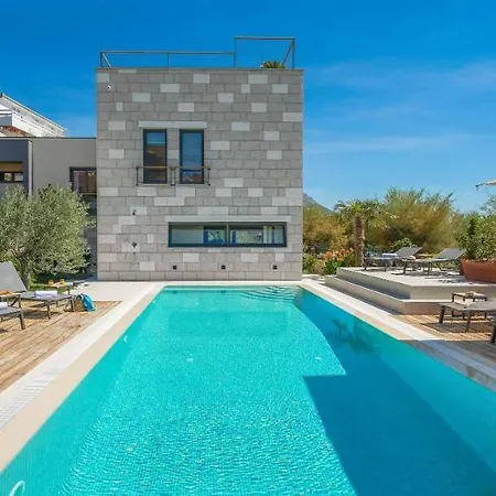 Luxury Beachfront Flores Heated Outdoor, Indoor Pool, Whirlpool, Sauna