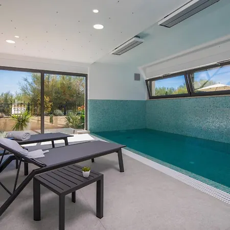 Luxury Beachfront Flores Heated Outdoor, Indoor Pool, Whirlpool, Sauna