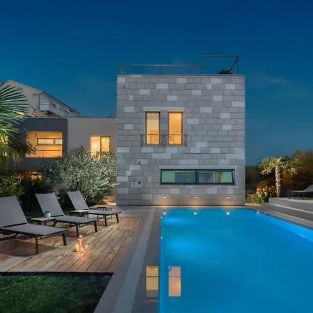 Luxury Beachfront Flores Heated Outdoor, Indoor Pool, Whirlpool, Sauna Vila Duće