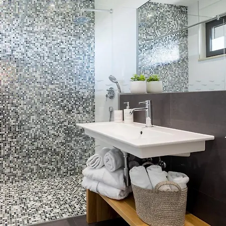 Luxury Beachfront Flores Heated Outdoor, Indoor Pool, Whirlpool, Sauna Duće