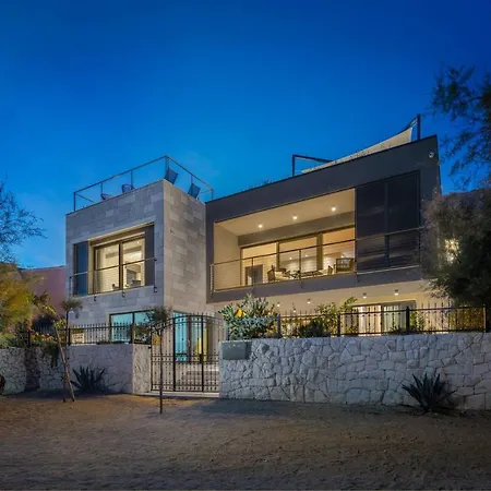 Luxury Beachfront Flores Heated Outdoor, Indoor Pool, Whirlpool, Sauna Villa *